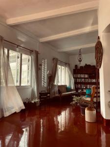 Il comprend un grand salon doté de parquet et d'une grande fenêtre. dans l'établissement Fortuna Heritage Home, à Kandy