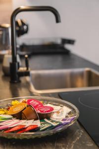 een bord eten op een aanrecht in een keuken bij Tiny House in Mendoza