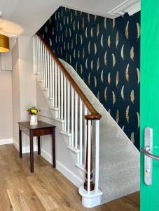 una tromba delle scale con un gradino; di The Fiddich Luxury Home in Craigellachie a Craigellachie