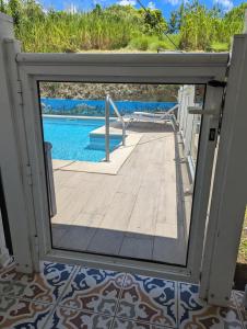 Πισίνα στο ή κοντά στο Villa Stone pour 8 personnes, piscine chauffée 5 euros par jour, accès PMR, 5 étoiles