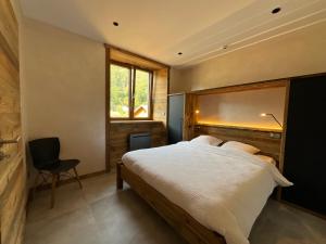 Postel nebo postele na pokoji v ubytování Gite Roche Des Ducs avec Piscine toute l'année, Spa, Sauna, Hammam + 37 fotografií