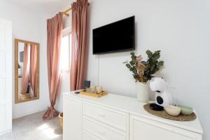 TV a/nebo společenská místnost v ubytování EDEN RENTALS 102 Surfy Stylish Bed&Coffee Balcony