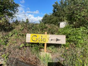 a sign that says cite with an arrow at Maison Bretonne de charme à la campagne in Sérent