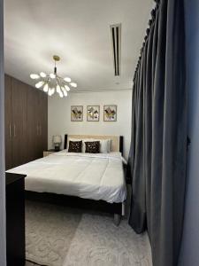 Un dormitorio con una cama grande con cortinas. en Beaufort Ridge 402 en Accra
