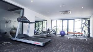 un gimnasio con varios equipos de ejercicio en una habitación en Beaufort Ridge 402 en Accra