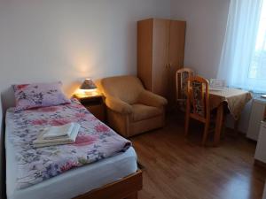 ヤストシェンビャ・グラにあるHawetのベッドルーム1室(ベッド1台、椅子、テーブル付)