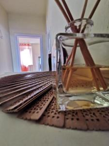 un vaso di vetro poggiato su un tavolo di Essenza del Mare Home a Livorno