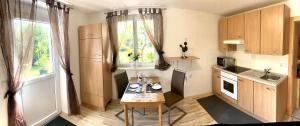 uma pequena cozinha com uma mesa e uma janela em Appartement Christine em Sankt Johann im Pongau