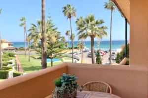 een balkon met een tafel en uitzicht op het strand bij MARBELLA - ALICATE BEACHFRONT Apartment - 6 in Marbella