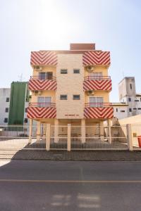 un edificio con una valla delante en Residencial Kremer, en Florianópolis