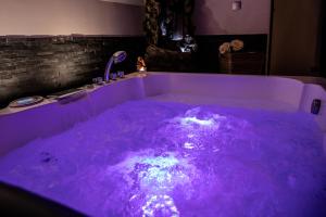 bañera púrpura con agua púrpura en Duo Détente, en Le Chenoy