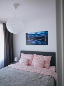 sypialnia z łóżkiem z plakatem na ścianie w obiekcie Apartman Stadion w mieście Osijek