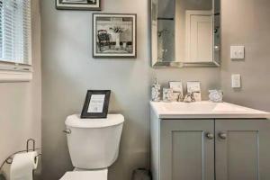 uma casa de banho com um WC, um lavatório e um espelho. em Private Oasis (1bdr/1bth) AVIS Discount Available em Atlanta