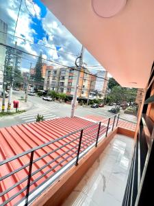 einen Balkon mit Straßenblick in der Unterkunft Lujoso apto en laureles capacidad Max 8 personas in Medellín