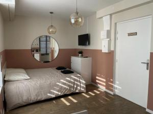 A bed or beds in a room at Duplex et Studio Saint Martin Le Beau