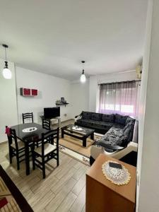 地拉那的住宿－Fresk Area，客厅配有沙发和桌子