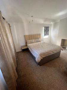 a bedroom with a bed and a window at 17 Howard Road. Southampton in Southampton