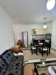 地拉那的住宿－Fresk Area，带沙发的客厅和厨房