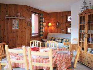 eine Küche und ein Wohnzimmer mit Tisch und Stühlen in der Unterkunft Appartement cosy à Vars Les Claux, 3 pièces, balcon, proche pistes et commerces, 6 couchages - FR-1-330B-193 in Vars