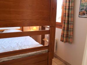 ein paar Etagenbetten in einem Zimmer in der Unterkunft Appartement cosy à Vars Les Claux, 3 pièces, balcon, proche pistes et commerces, 6 couchages - FR-1-330B-193 in Vars