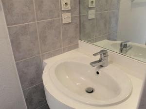 ein Badezimmer mit einem weißen Waschbecken und einem Spiegel in der Unterkunft Appartement cosy à Vars Les Claux, 3 pièces, balcon, proche pistes et commerces, 6 couchages - FR-1-330B-193 in Vars + 13 Fotos