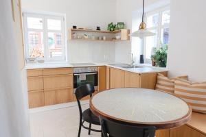 cocina con mesa y sillas en una habitación en Backhaus Efringen-Kirchen, en Efringen-Kirchen