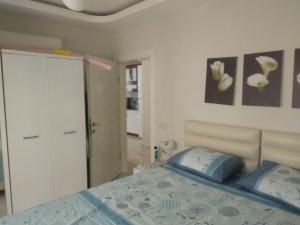 Postel nebo postele na pokoji v ubytování Cozy apartment, 250m far from the sea