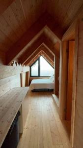 Großes Zimmer mit einem Bett und einem Fenster in der Unterkunft Basecamp Strathcona Park View Chalet in Mount Washington