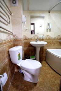 Hotel Plaza 777 في سمرقند: حمام مع مرحاض ومغسلة وحوض استحمام