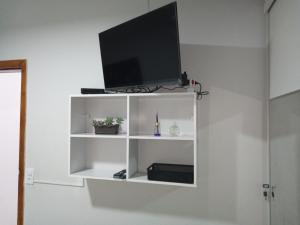 Телевизор и/или развлекательный центр в Suíte confortável - banheiro privativo!