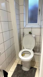- białą toaletę w łazience z oknem w obiekcie Comfortable Modern Bedroom Space with Ensuite near Bramall Lane Stadium and RHH w Sheffield