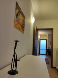 una lámpara sentada en una mesa en una habitación en Home4You, en Cremona