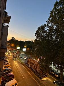 a view of a city street with cars and a truck at Loli apartman in Kraljevo