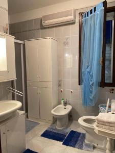 La salle de bains est pourvue de toilettes et d'un lavabo. dans l'établissement Casa Olea, à Sorso