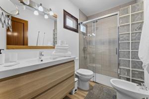 een badkamer met een wastafel, een toilet en een douche bij Casahost Casa Ahul Family Time in Costa Teguise