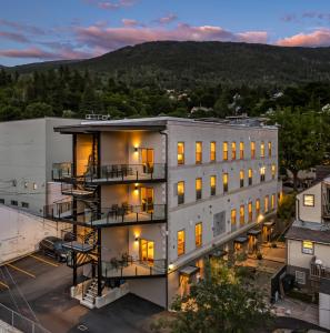 una vista aérea de un edificio al atardecer en Stirling All Suites Hotel en Nelson