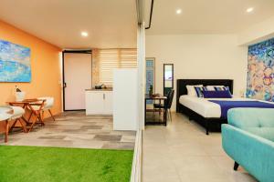 1 dormitorio con 1 cama y comedor en Privada Stays - Lofts with Private Pool and Oasis, near Eagle Beach, en Palm-Eagle Beach