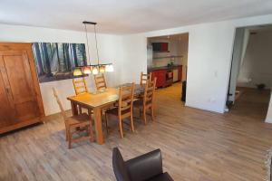 cocina y comedor con mesa de madera y sillas en Apartment Doppelhorst in Oberndorf, en Oberndorf