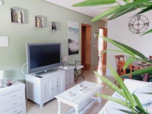un salon avec une télévision sur un meuble blanc dans l'établissement Tamara Mar Menor, à San Javier