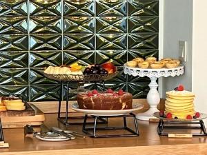 uma mesa com diferentes tipos de bolos e pastelarias em Pena D'Água Boutique Hotel & Villas em Covilhã