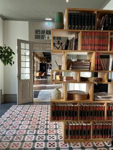 um quarto com uma prateleira cheia de livros em Pena D'Água Boutique Hotel & Villas em Covilhã
