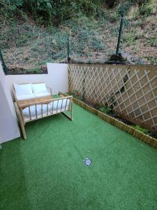 patio con divano e prato verde di Joli studio rénové situé au pied des thermes ad Amélie-les-Bains-Palalda