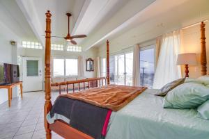 um quarto com uma cama grande e uma ventoinha de tecto em Honolulu Hideaway with Balcony City and Ocean View! em Honolulu