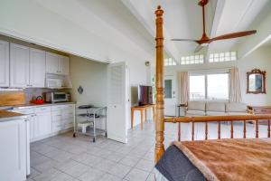 uma cozinha e sala de estar com uma cama e uma mesa em Honolulu Hideaway with Balcony City and Ocean View! em Honolulu