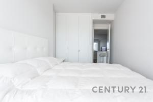 a large white bed in a white bedroom at Apartamento de lujo con 2 habitaciones en Canet d'en Berenguer in Canet de Berenguer