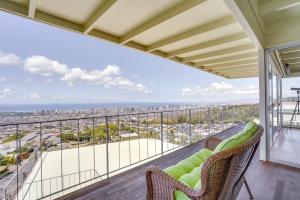 einen Balkon mit Stadtblick in der Unterkunft Breezy Honolulu Home Rental Ocean and Skyline Views in Honolulu