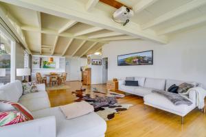 Et opholdsområde på Ocean and Skyline Views Honolulu Retreat