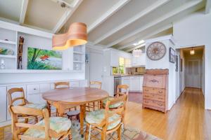 eine Küche und ein Esszimmer mit einem Holztisch und Stühlen in der Unterkunft Breezy Honolulu Home Rental Ocean and Skyline Views in Honolulu