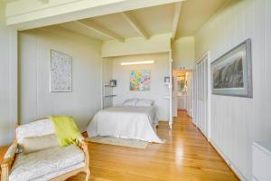 ein Schlafzimmer mit einem Bett und einem Sofa in einem Zimmer in der Unterkunft Breezy Honolulu Home Rental Ocean and Skyline Views in Honolulu