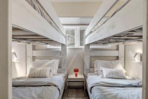 Duas camas num quarto com paredes brancas e janelas em Luxury Tahoe Getaway in Incline Village em Incline Village